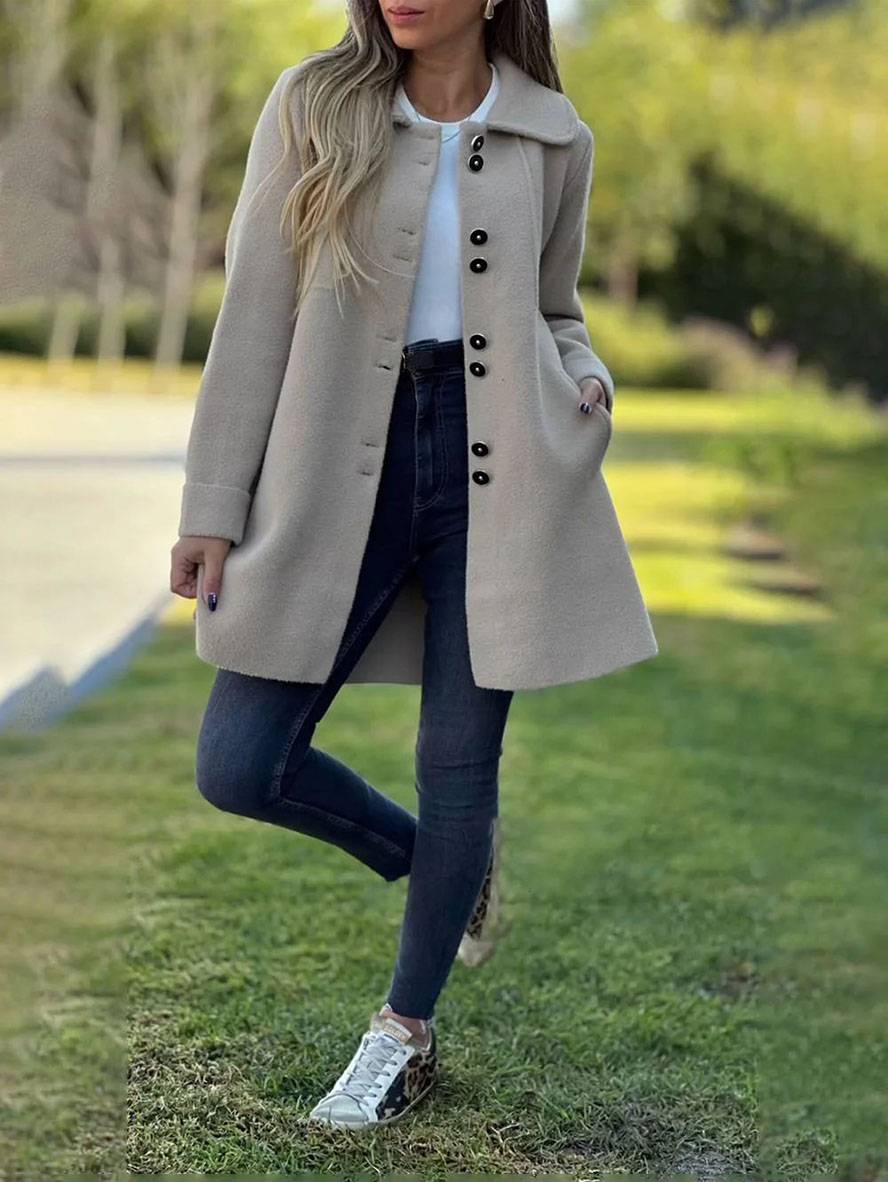 Elegant women's coat with button closure, pockets and lapel collar