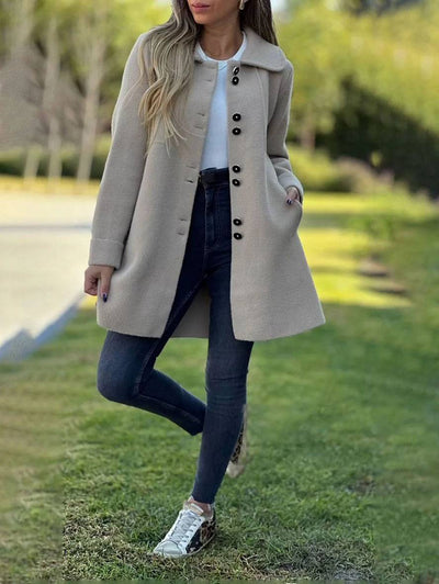 Elegant women's coat with button closure, pockets and lapel collar