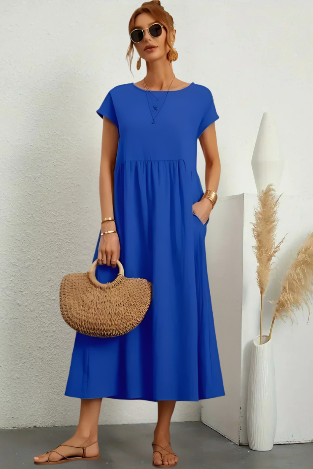 Elegant midi dress with a round neck and classic cut