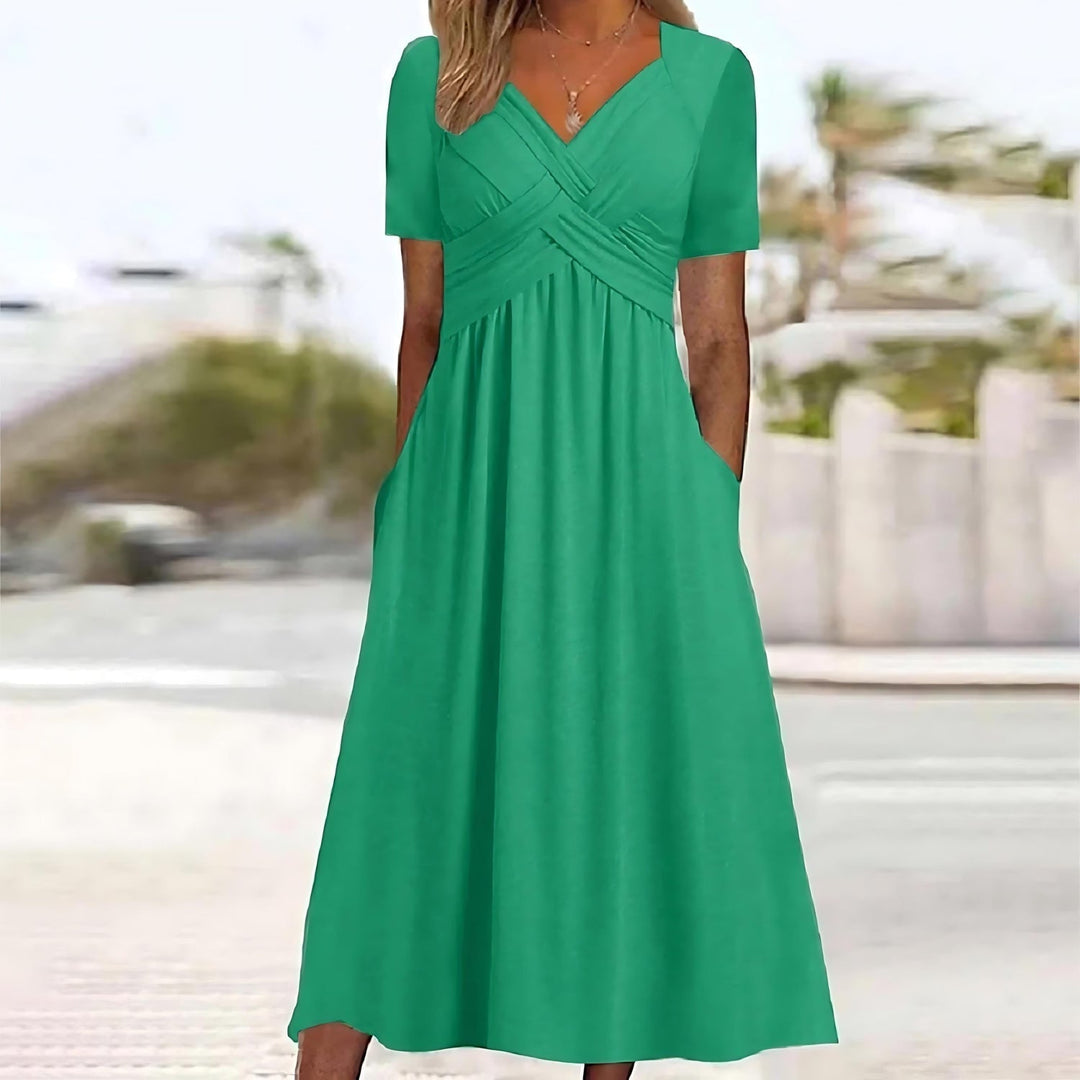Casual midi dress with elegant style and short sleeves, ideal for everyday wear.