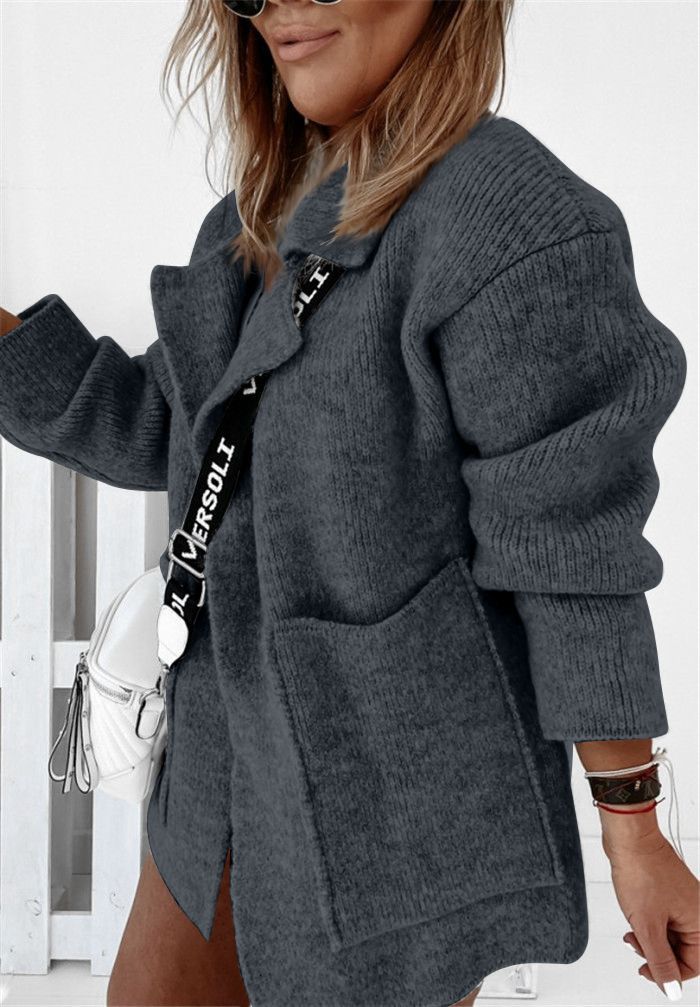 Women's cardigan with a street collar and large pockets: style and comfort