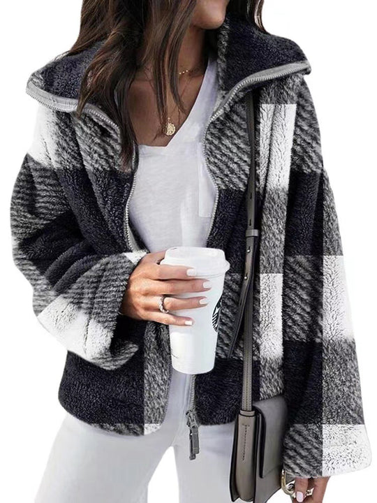 Reversible coat with luxurious plush for the modern woman