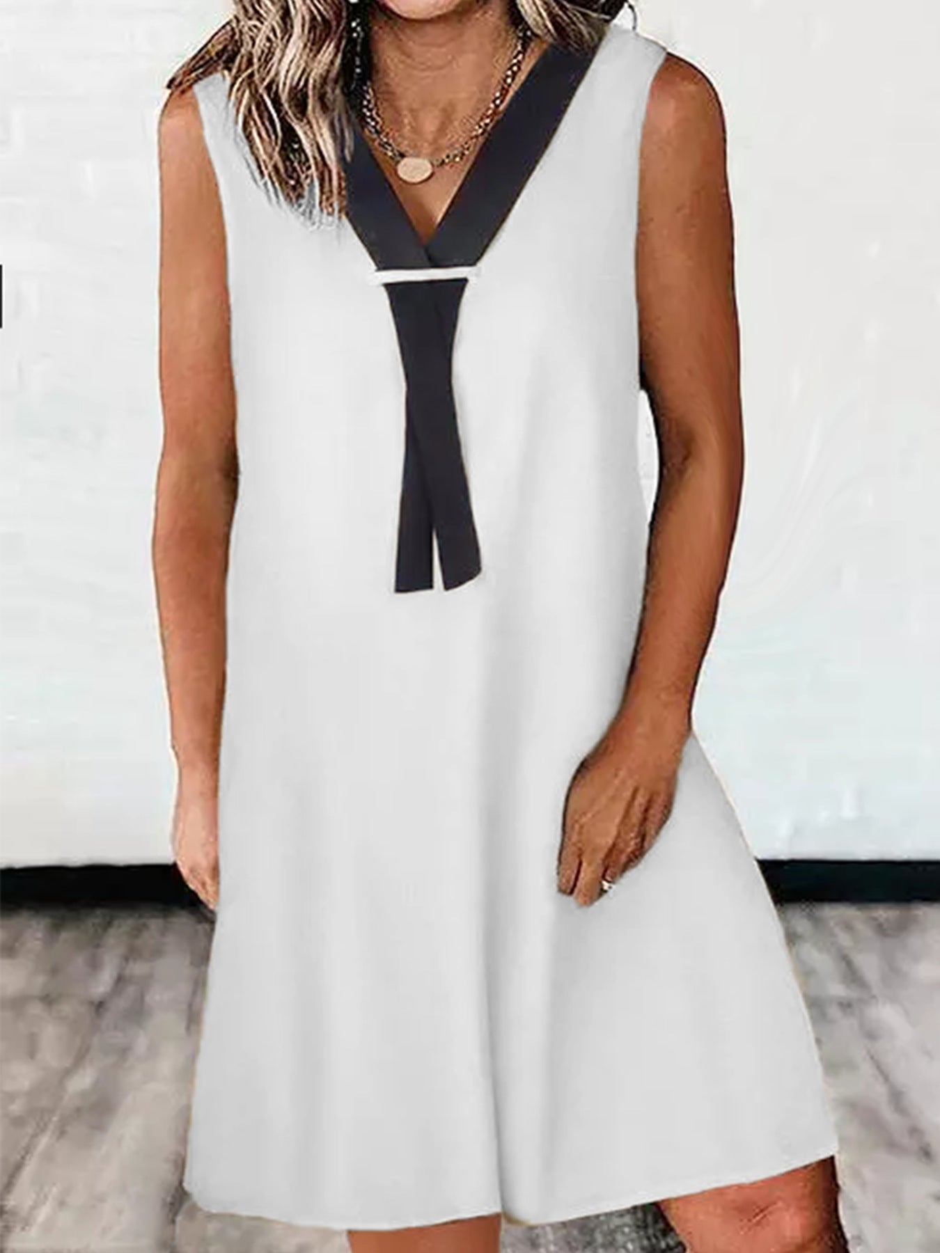 Ania - Casual sleeveless V-neck dress
