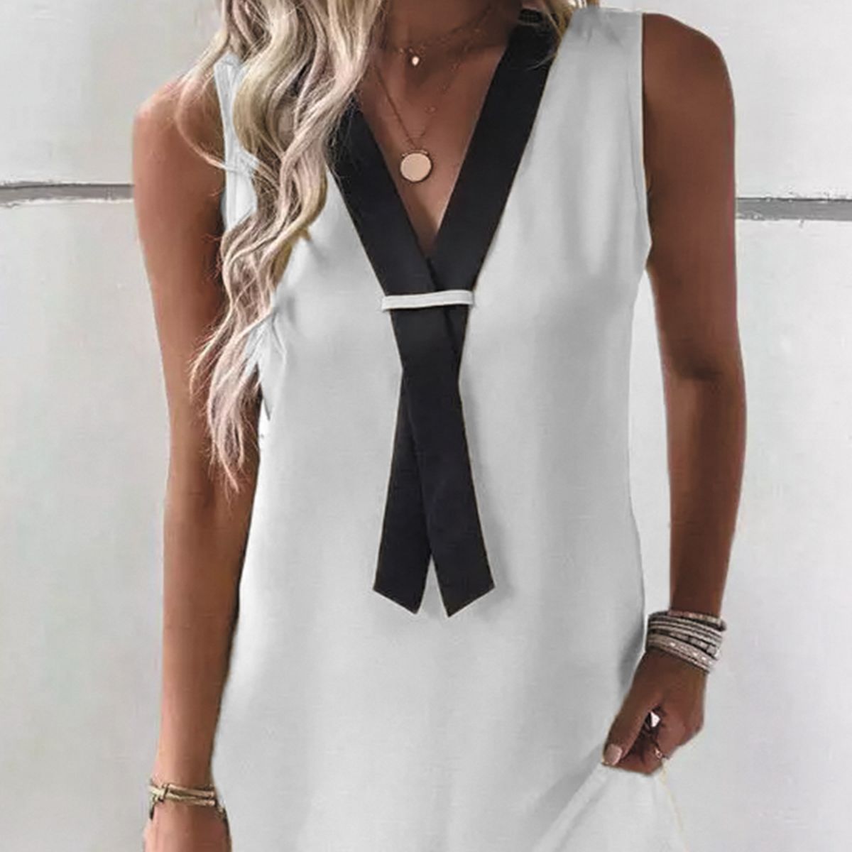 Ania - Casual sleeveless V-neck dress
