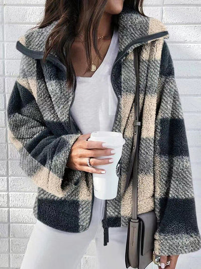 Reversible coat with luxurious plush for the modern woman