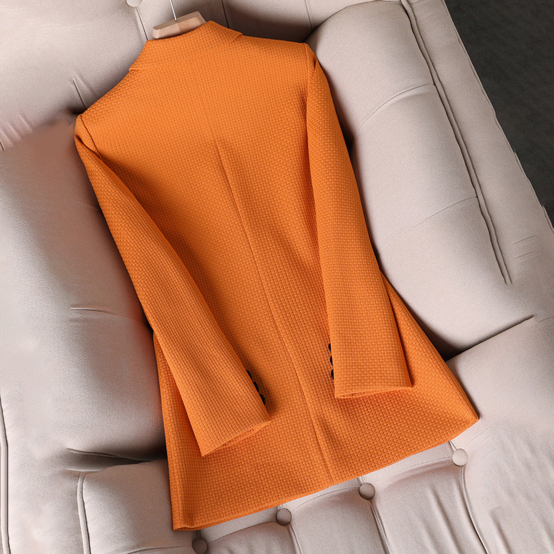 Elegant women's blazer with buttons and sophisticated design