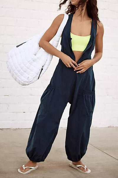 Women's loose sleeveless jumpsuit ideal for casual look