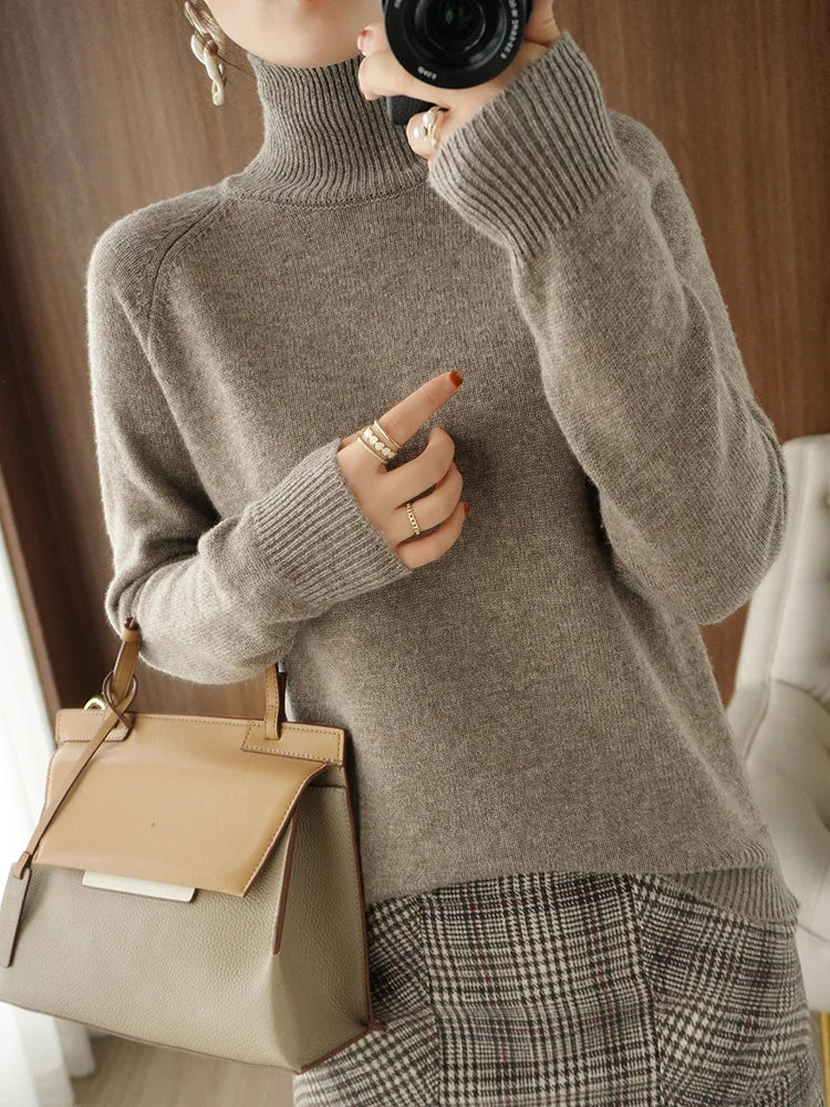 Women's turtleneck sweater with classic and casual style
