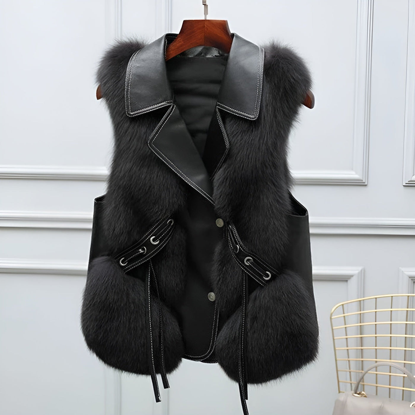 Elegant women's vest with lapels and modern design, ideal for everyday use