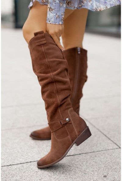 Comfortable and elegant boots with a zipper and small heel