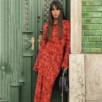 Elegant long dress with floral print and long sleeves