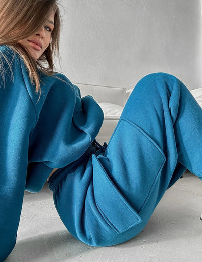 Women's Casual Set with Comfortable Sweatshirt and Modern Cargo Pants