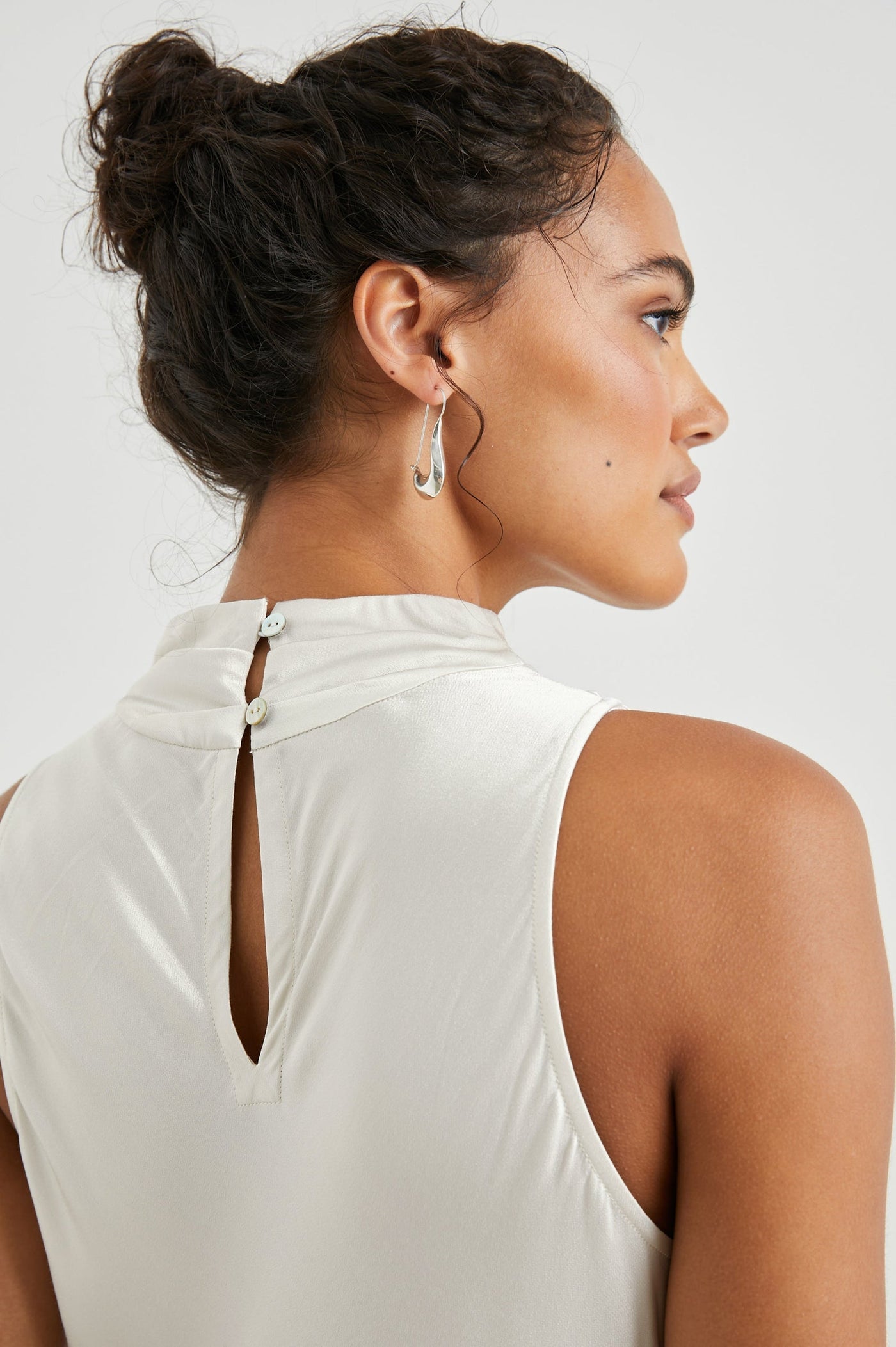 Sleeveless halterneck midi dress with sophisticated style