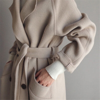 Long and elegant coat with lapels for sophisticated women