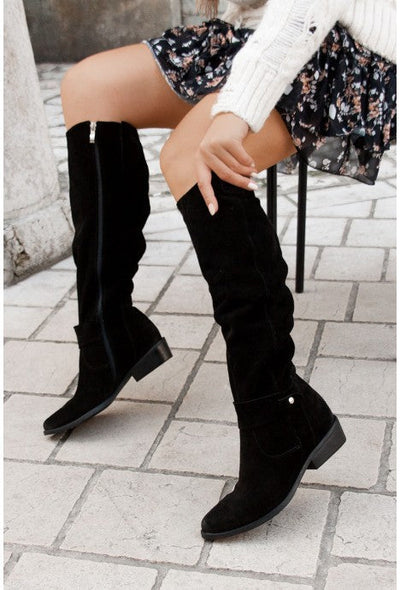 Comfortable and elegant boots with a zipper and small heel