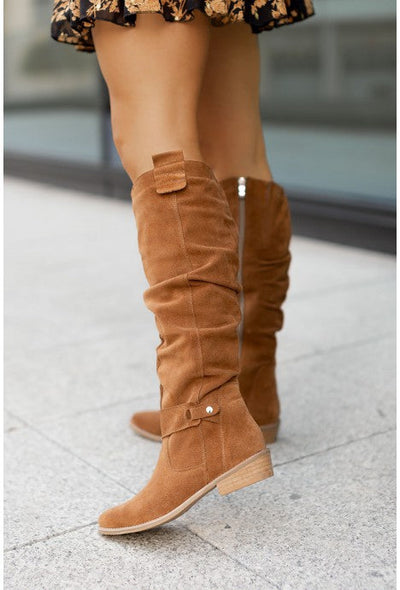 Comfortable and elegant boots with a zipper and small heel