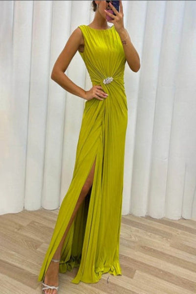 Long sleeveless pleated dress for special occasions