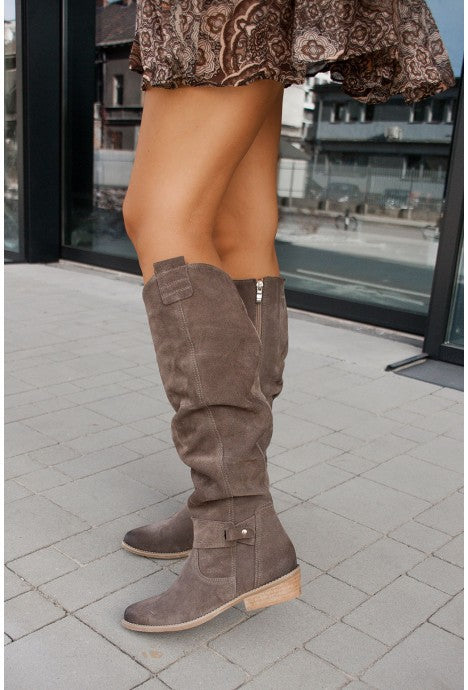 Comfortable and elegant boots with a zipper and small heel