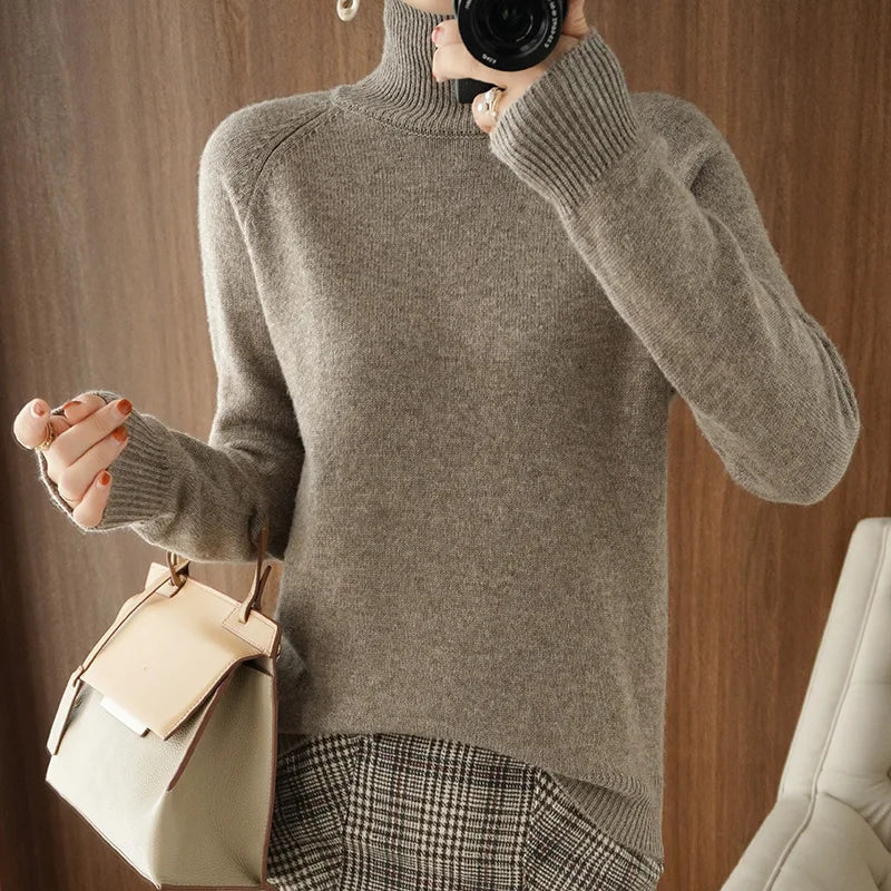 Women's turtleneck sweater with classic and casual style