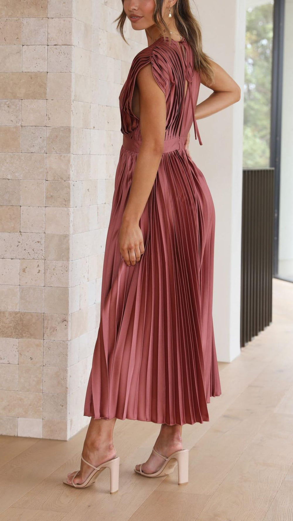 Elegant pleated long dress with a V-neckline for special occasions