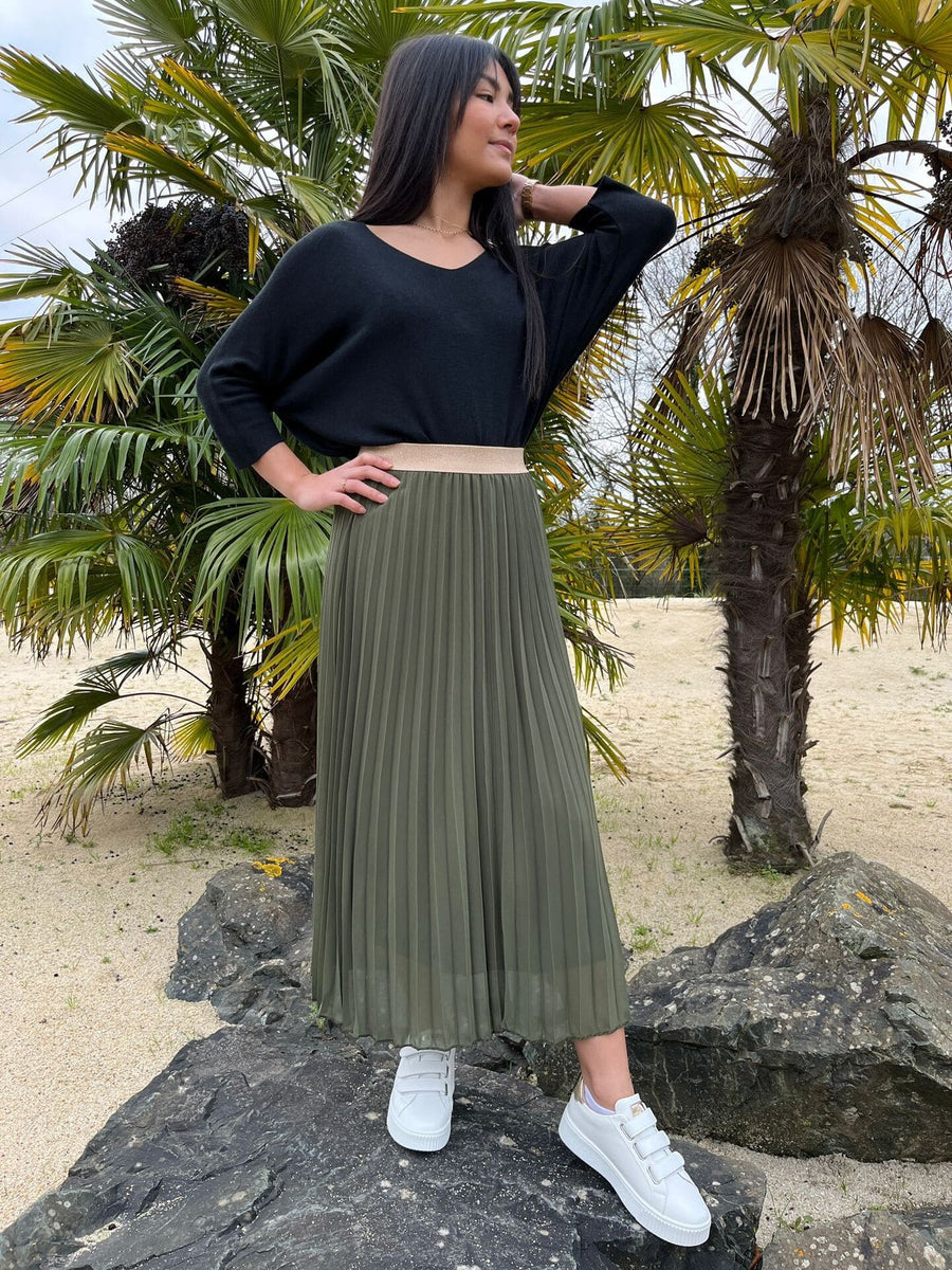 Elegant long skirt with pleats and a flowing drape