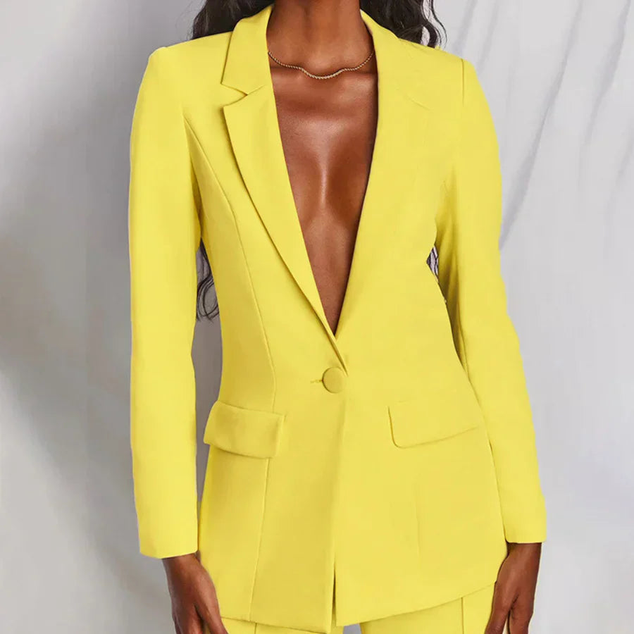 Elegant blazer and pants set for women with a classic and sophisticated design