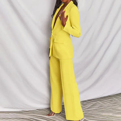 Elegant blazer and pants set for women with a classic and sophisticated design