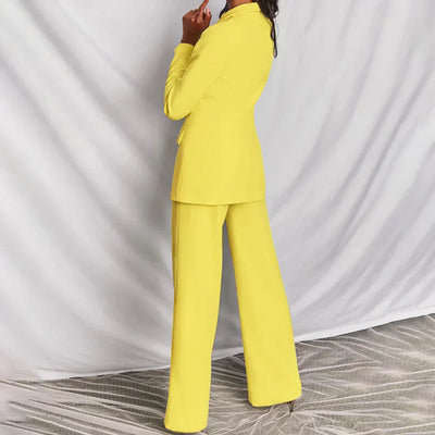 Elegant blazer and pants set for women with a classic and sophisticated design