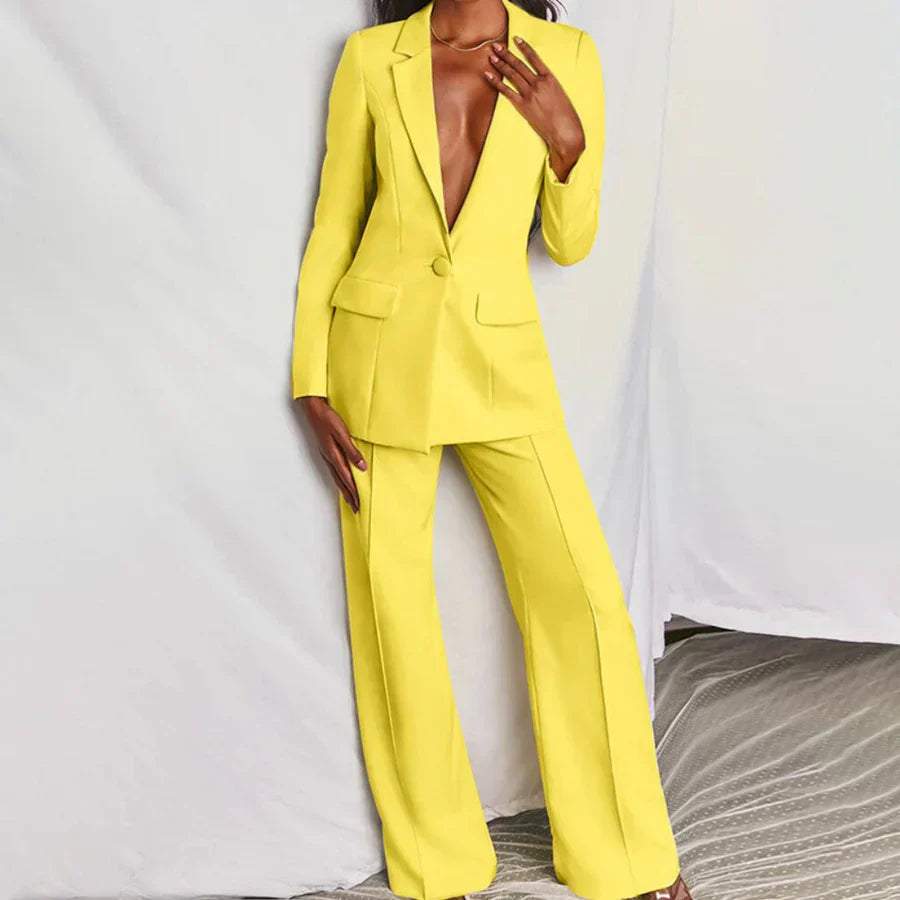 Elegant blazer and pants set for women with a classic and sophisticated design
