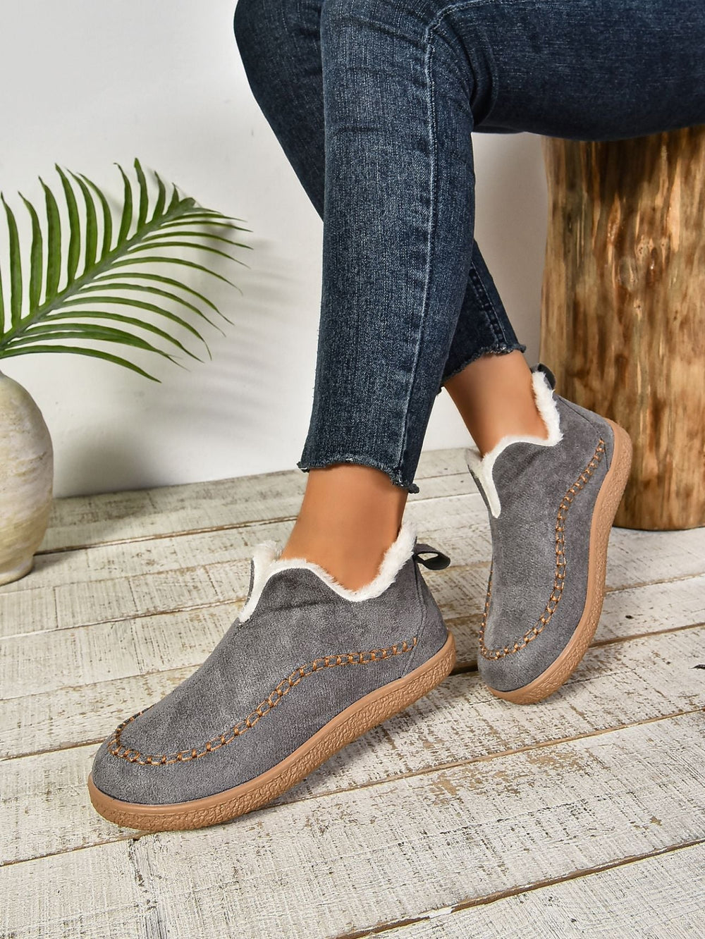 Comfortable and warm slippers for women, ideal for the home