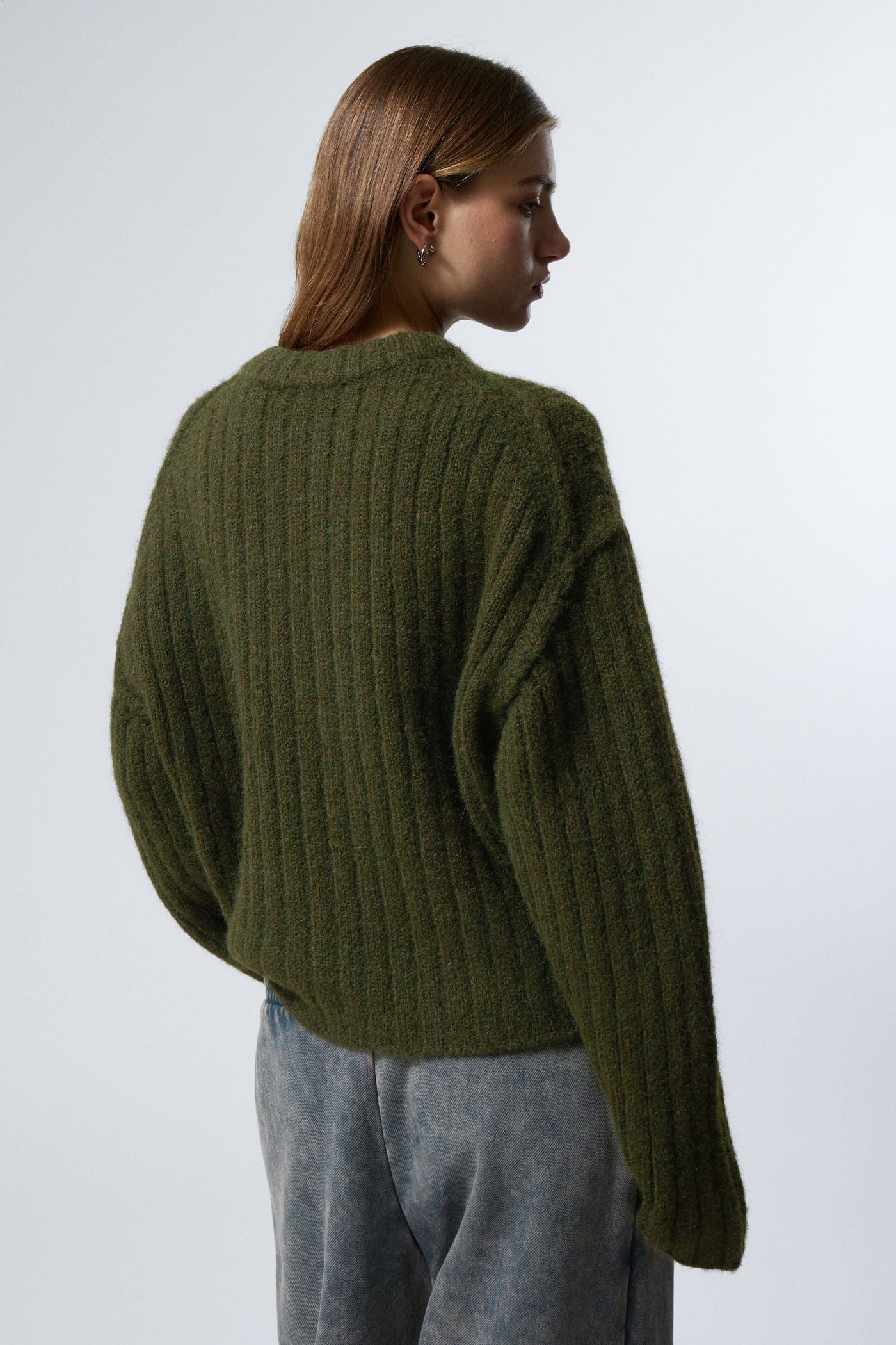 Loose Fit Cardigan – Versatile and Modern Garment