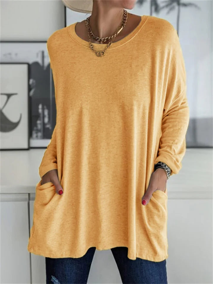 Comfortable women's T-shirt with pockets and a loose fit
