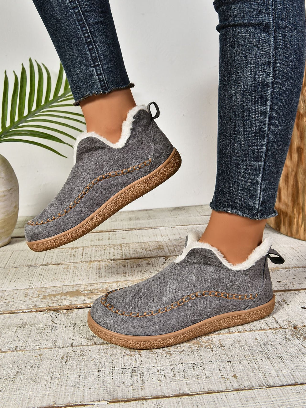 Comfortable and warm slippers for women, ideal for the home