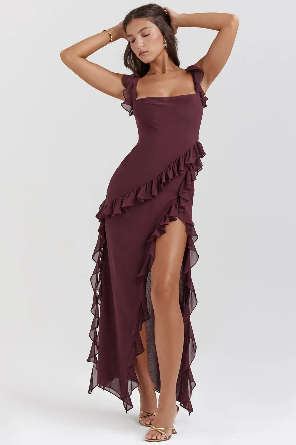 Long summer dress with a high neck and elegant details, ideal for special occasions