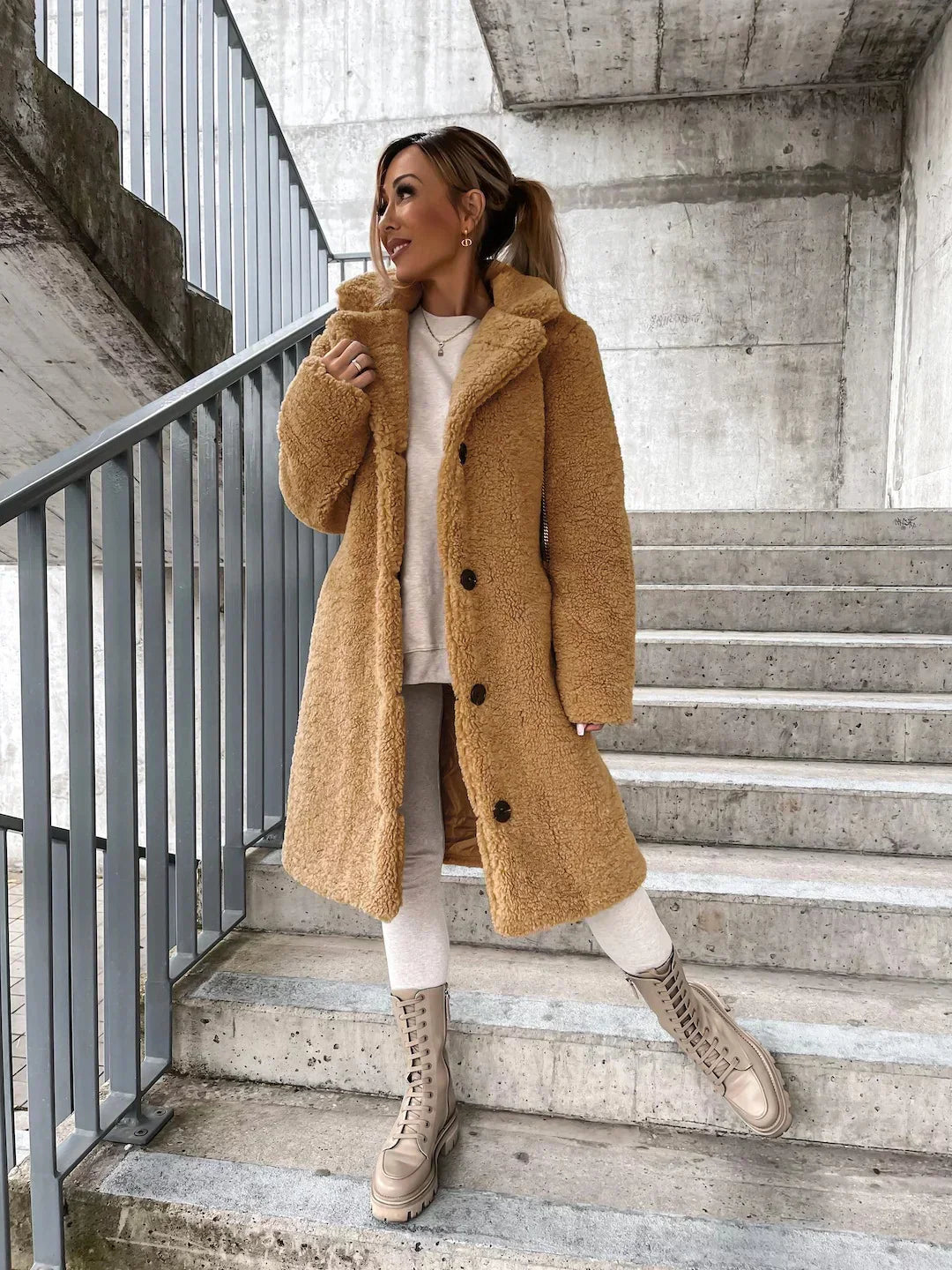 Warm Women's Plush Coat with Long Sleeves and Elegant Lapels