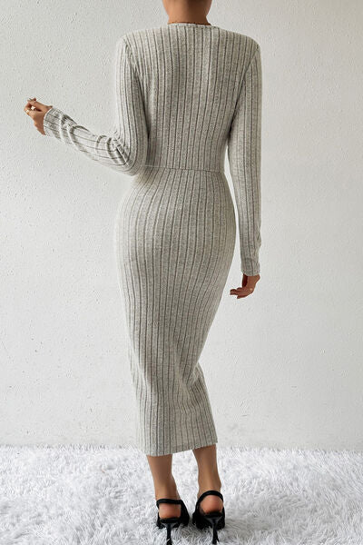 Long-Sleeved Midi Dress with a Crossover Neckline - Elegance for All Occasions