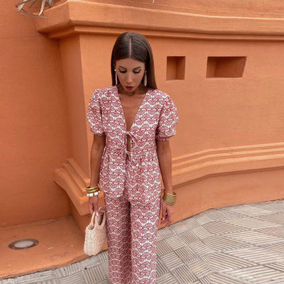 Modern two-piece set for women with a contemporary design
