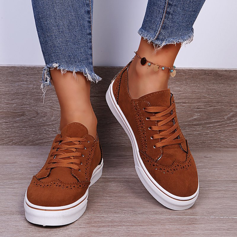 Elegant flat lace-up sneakers