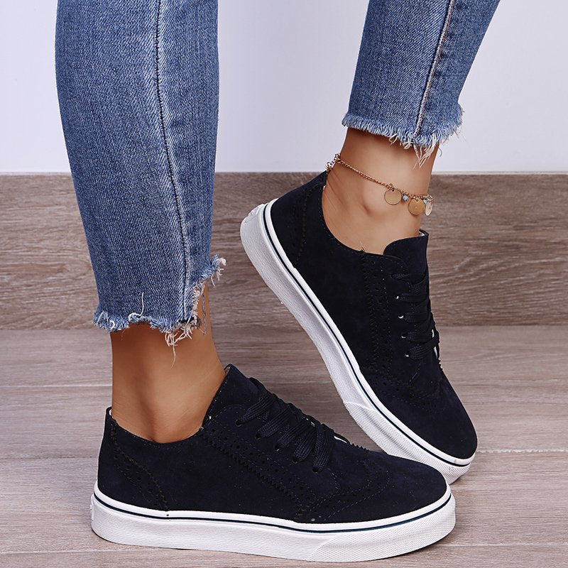 Elegant flat lace-up sneakers