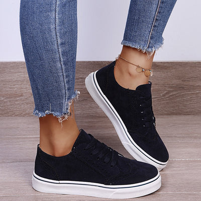 Elegant flat lace-up sneakers
