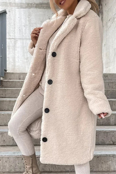 Warm women's coat with a large collar and lapels, long sleeves, ideal for cold days