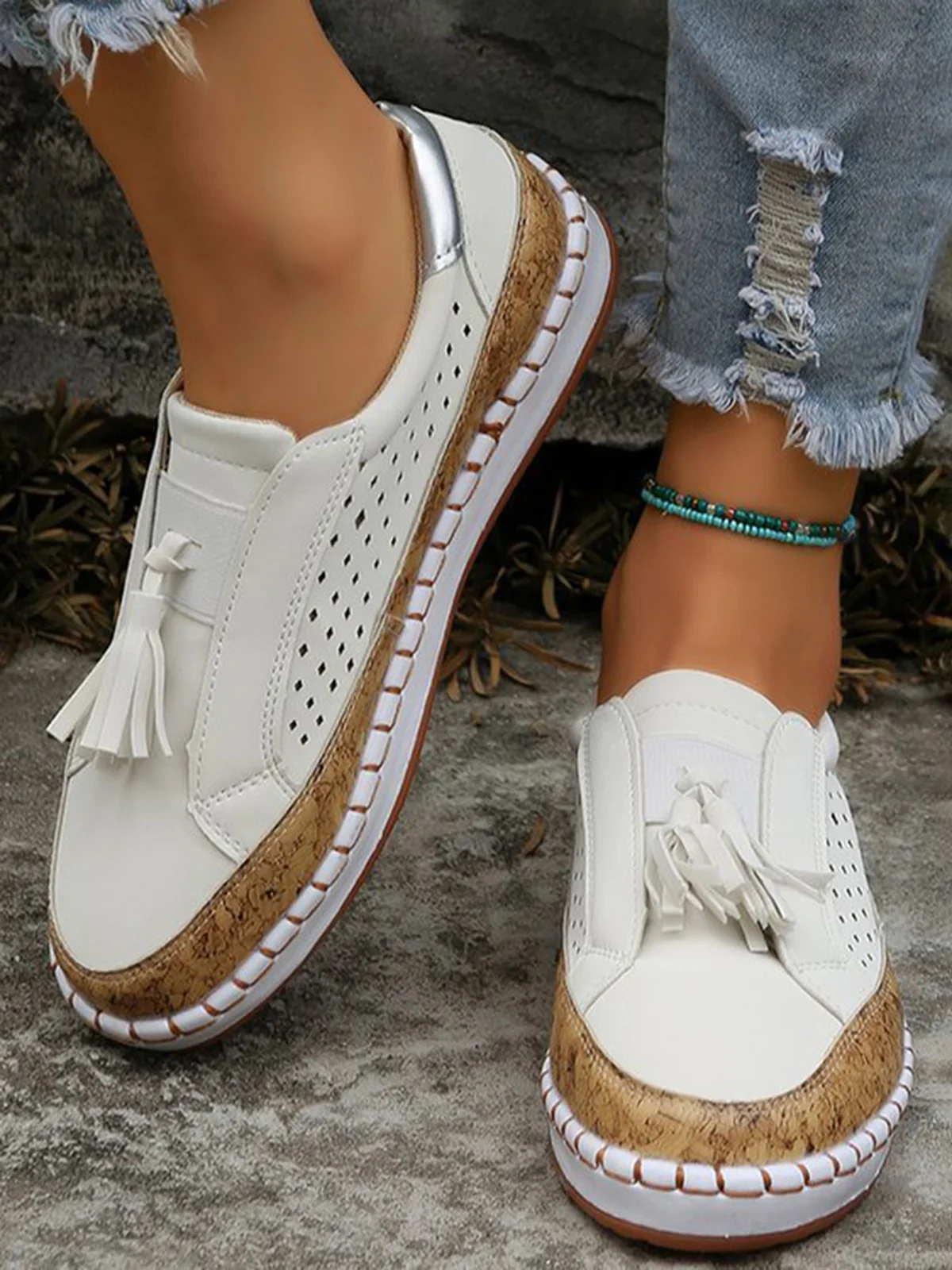 Claudia - Women's casual sneakers with round toe and flat heel