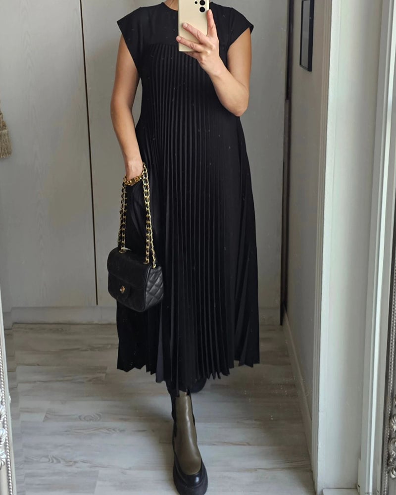 Casual midi dress with pleated design ideal for a modern and relaxed look