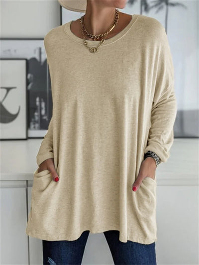 Comfortable women's T-shirt with pockets and a loose fit