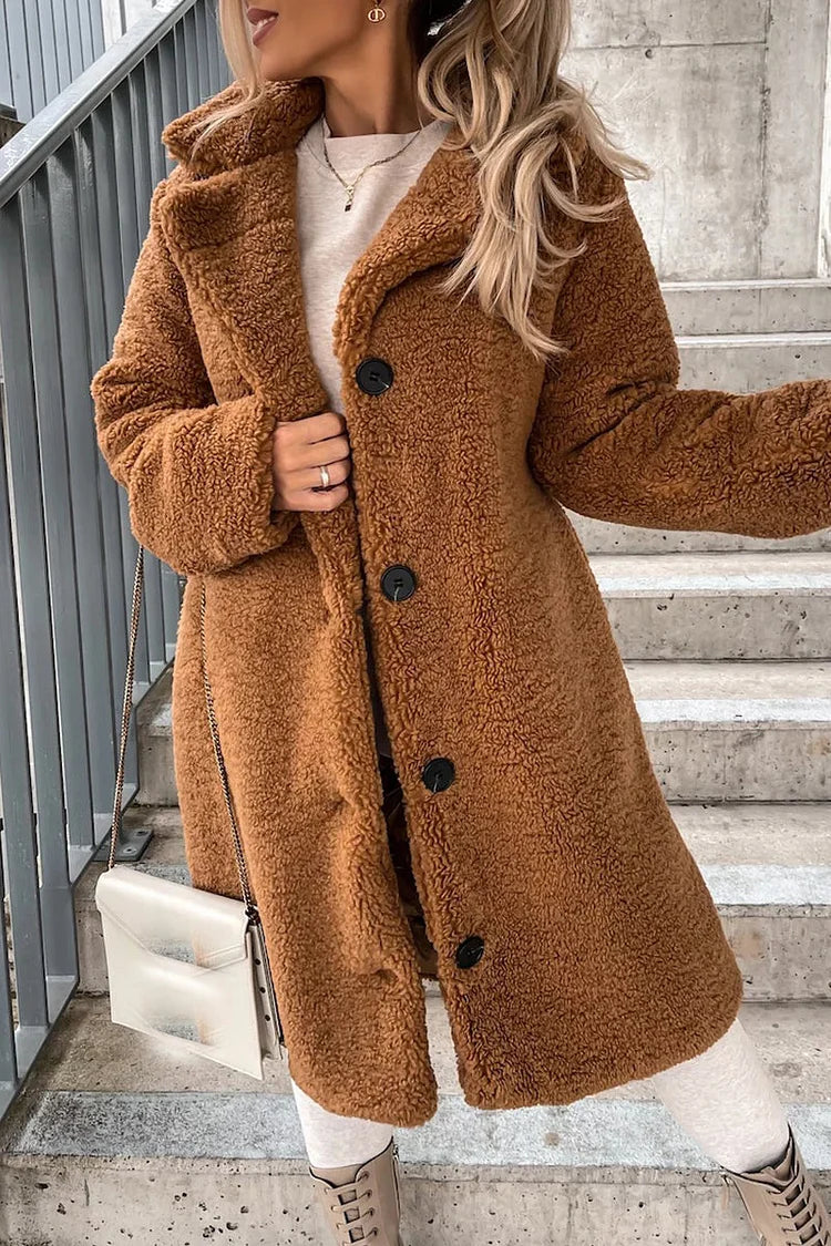Warm women's coat with a large collar and lapels, long sleeves, ideal for cold days