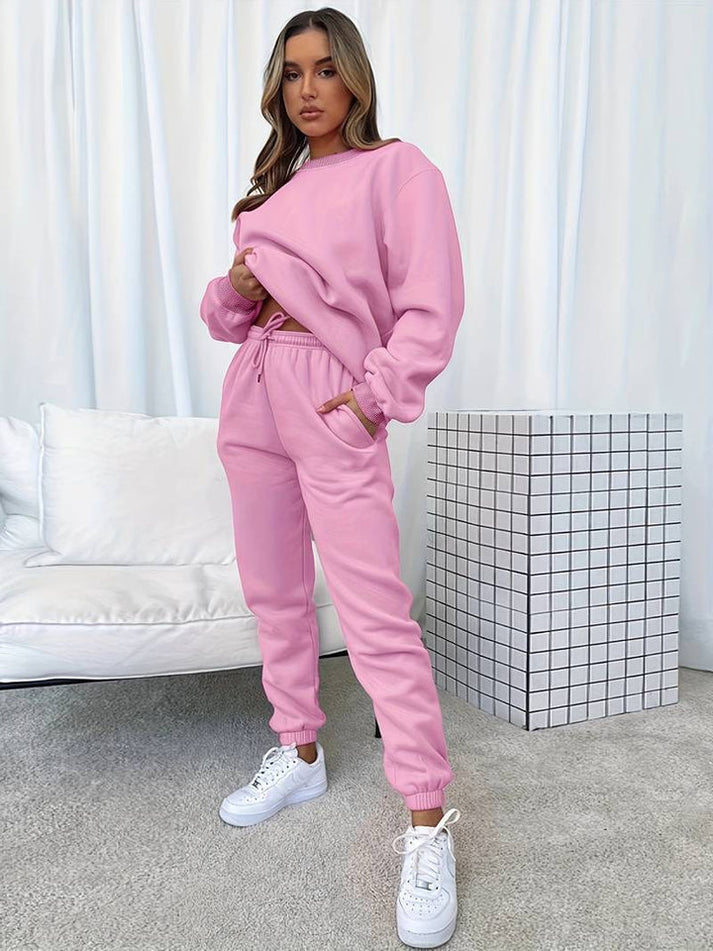 Warm Women's Tracksuit - Perfect for Relaxing on Cold Days