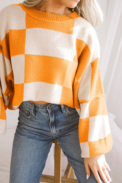 Checkered sweater with voluminous sleeves: a game of contrasts