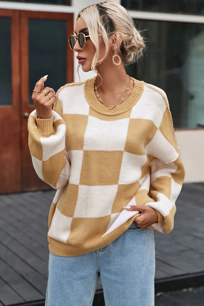 Checkered sweater with voluminous sleeves: a game of contrasts