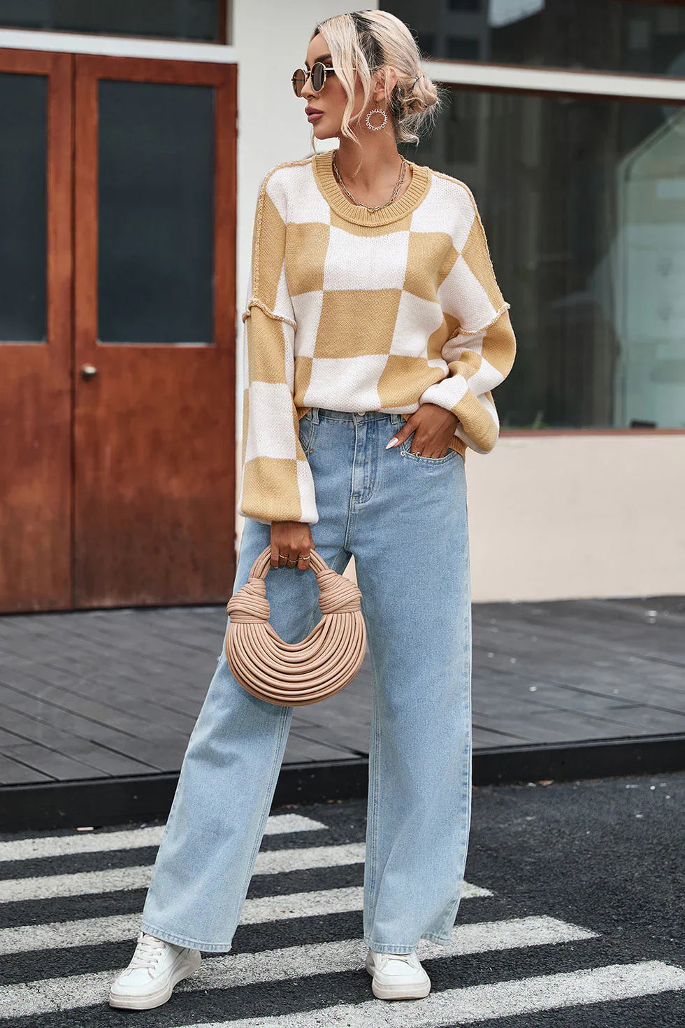Checkered sweater with voluminous sleeves: a game of contrasts