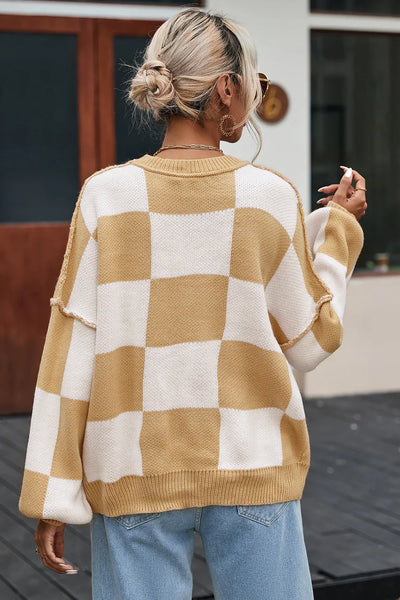 Checkered sweater with voluminous sleeves: a game of contrasts